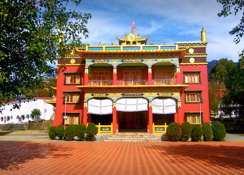 Front view of Chokling Monastery in Bir Billing, a vibrant Tibetan Buddhist monastery with colorful architecture and peaceful surroundings.